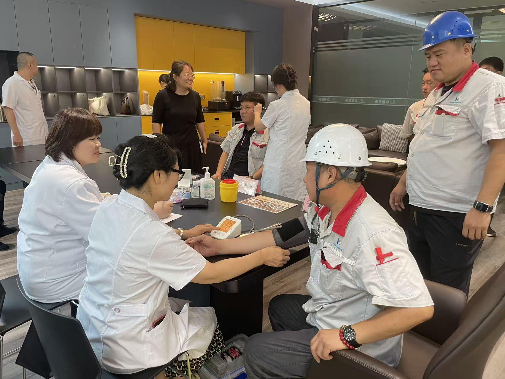 臨汾市中醫院走進華翔集團開展“主題黨日”為民辦實事義診活動?筑牢職工健康防線